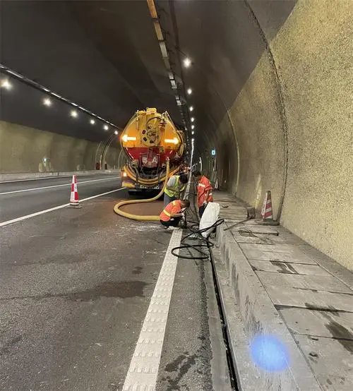 翁牛特隧道排水渠清淤